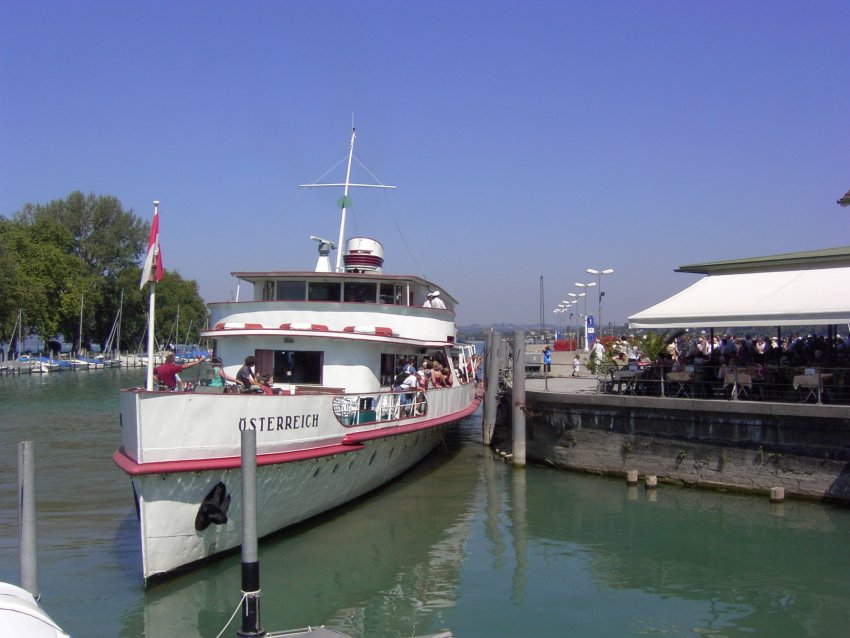 MS ï¿½sterreich liegt an einem Sommertag 2004 am Platz 1 im Bregenzer Hafen.
