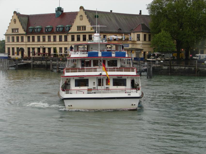 MS Stuttgart am 18.05.2006 beim Wendemanï¿½ver im Lindauer Hafen