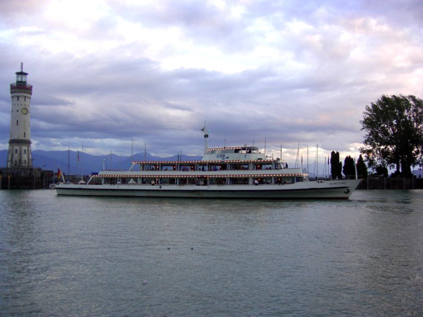 MS Konstanz verlï¿½sst auf einer Abendfahrt am 21.08.2004 den Lindauer Hafen.