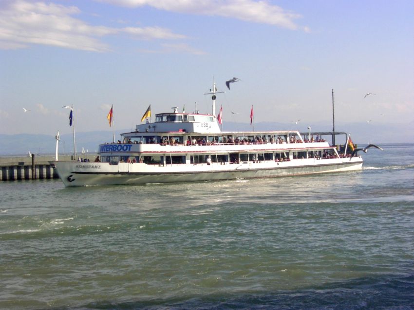 Am 28.08.2004 legt MS Konstanz auf einer Kursfahrt in Friedrichshafen an.