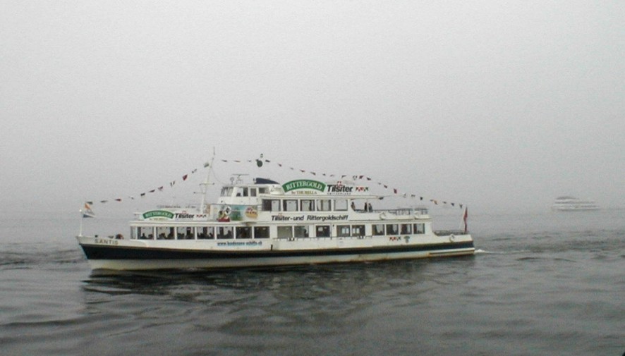 Das "Tilsiter-Schiff" MS Säntis am 14.10.2001 bei der Wettfahrt um das Blaue Band des Bodensees vor Hagnau