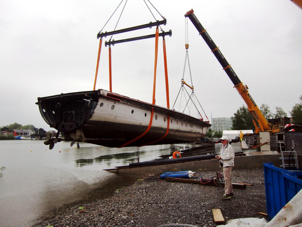 Nachdem die Aufbauten entfernt sind, wird der um Bug- und Hecksektion gekürzte Schiffsrumpf am 09.08.2016 in Fussach an Land gesetzt.  Bild: A. Dieth