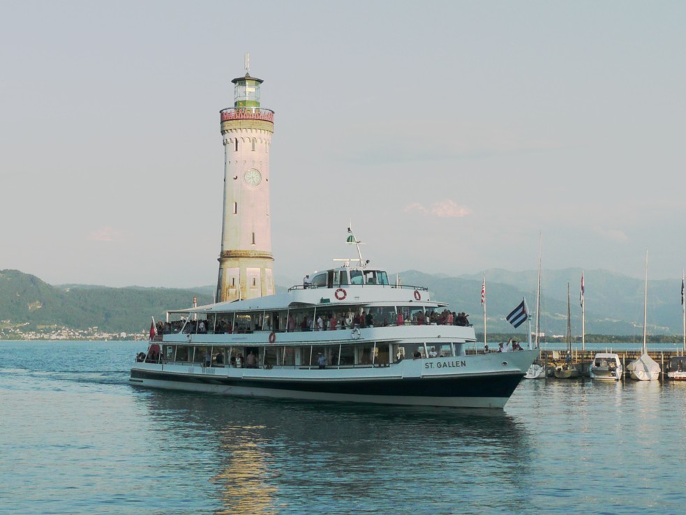 Das "Tropical Boat" MS St. Gallen am 11.07.2015 in Lindau  - Bild: Bodenseeschifffahrt.de